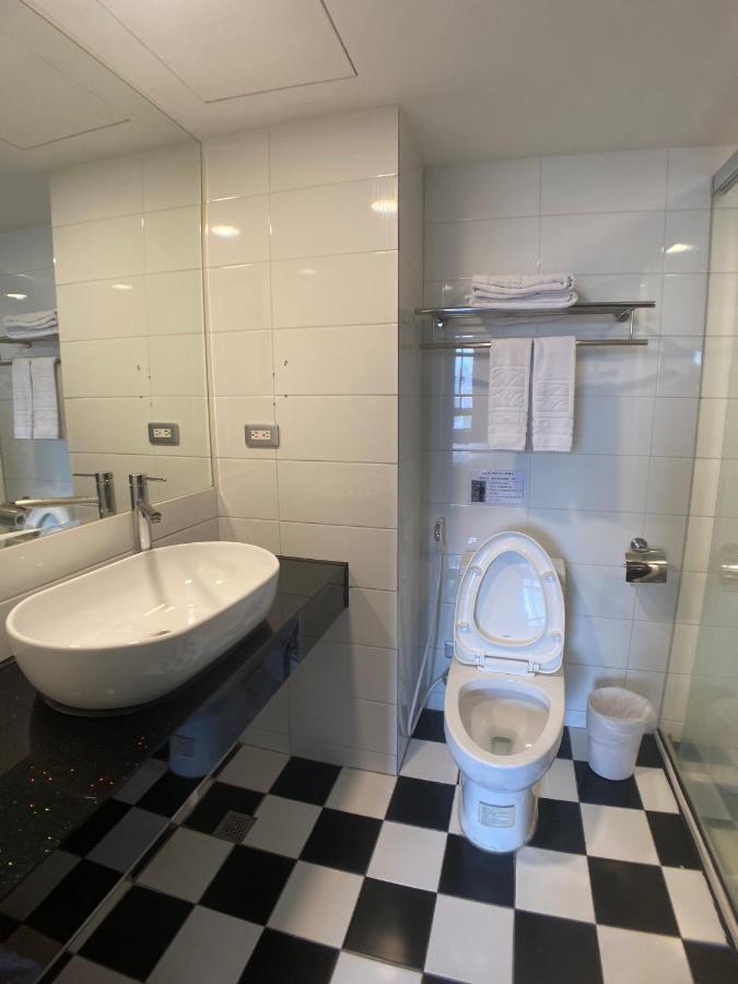 Bonjour Hotel Тайчжун Экстерьер фото
